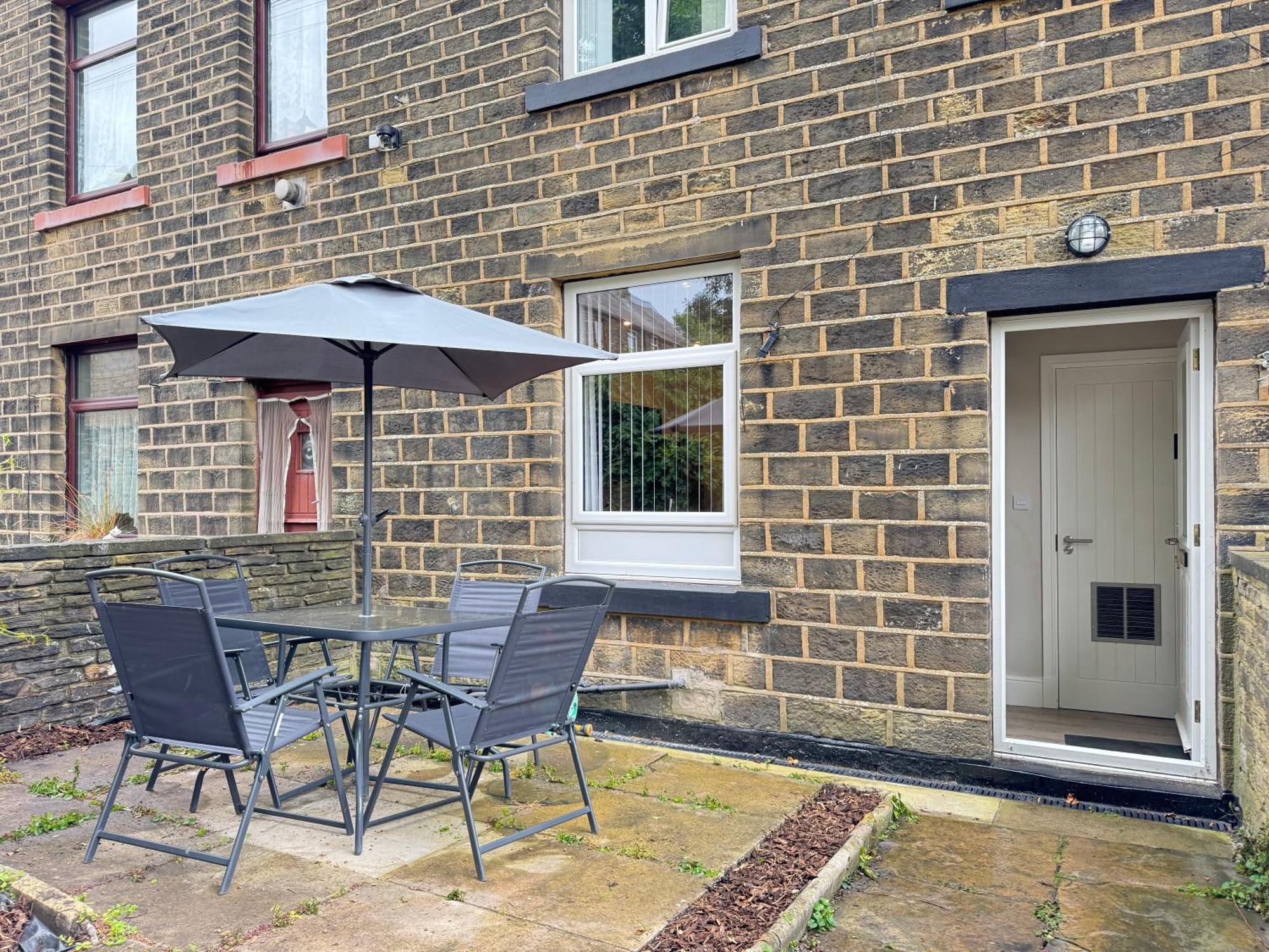 Spacious 4 Bedroom Home With Free Parking In Huddersfield, Sleeps 9 Exterior foto